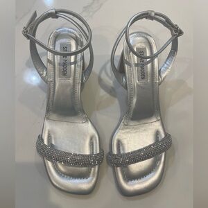 Silver high heel sandal with “diamond like” rhinestones